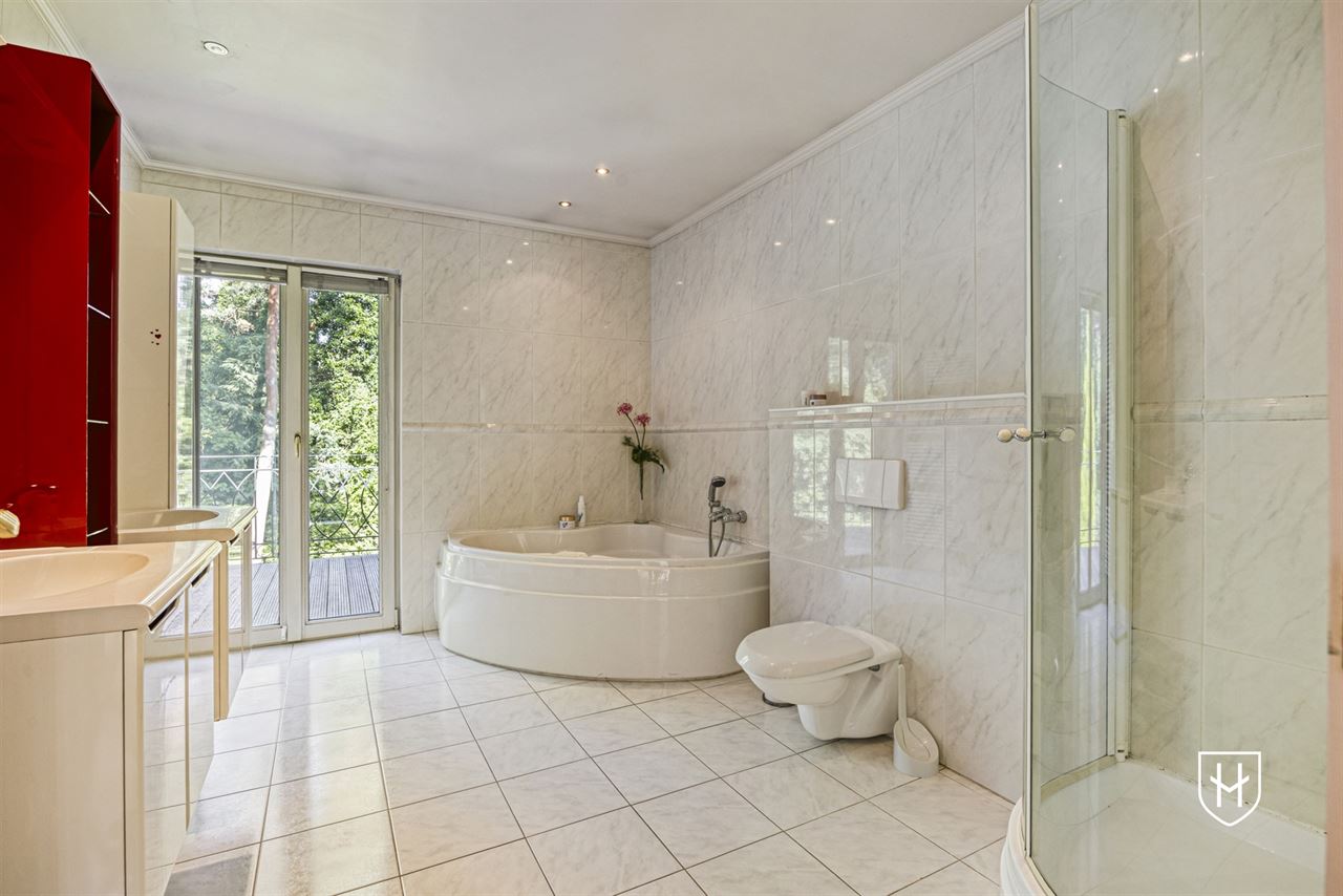 Exclusieve, royale villa in prestigieuze villawijk te Maasmechelen gelegen op een prachtig perceel van 3.859 m², grenzend aan een bosrijk natuurgebied.