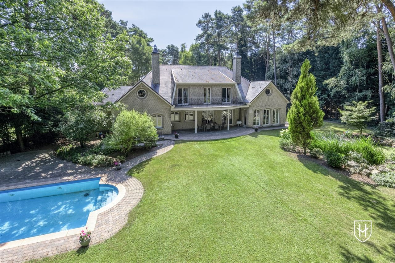 Exclusieve, royale villa in prestigieuze villawijk te Maasmechelen gelegen op een prachtig perceel van 3.859 m², grenzend aan een bosrijk natuurgebied.
