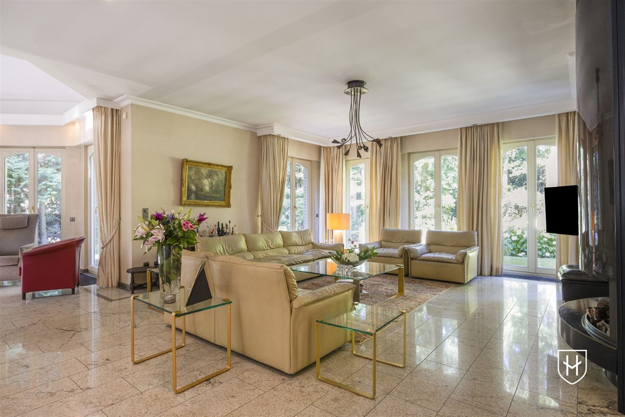 Exclusieve, royale villa in prestigieuze villawijk te Maasmechelen gelegen op een prachtig perceel van 3.859 m², grenzend aan een bosrijk natuurgebied.