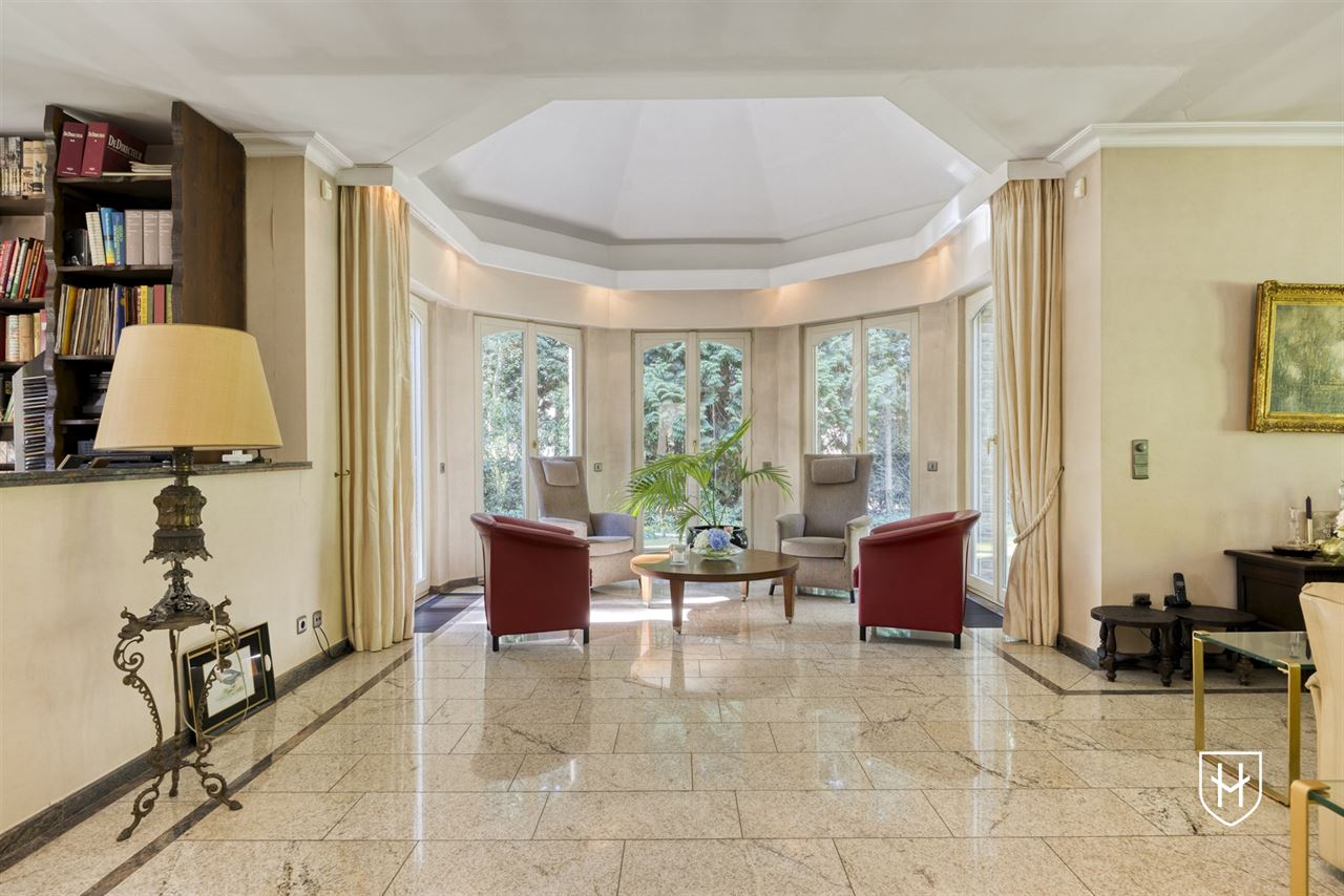 Exclusieve, royale villa in prestigieuze villawijk te Maasmechelen gelegen op een prachtig perceel van 3.859 m², grenzend aan een bosrijk natuurgebied.