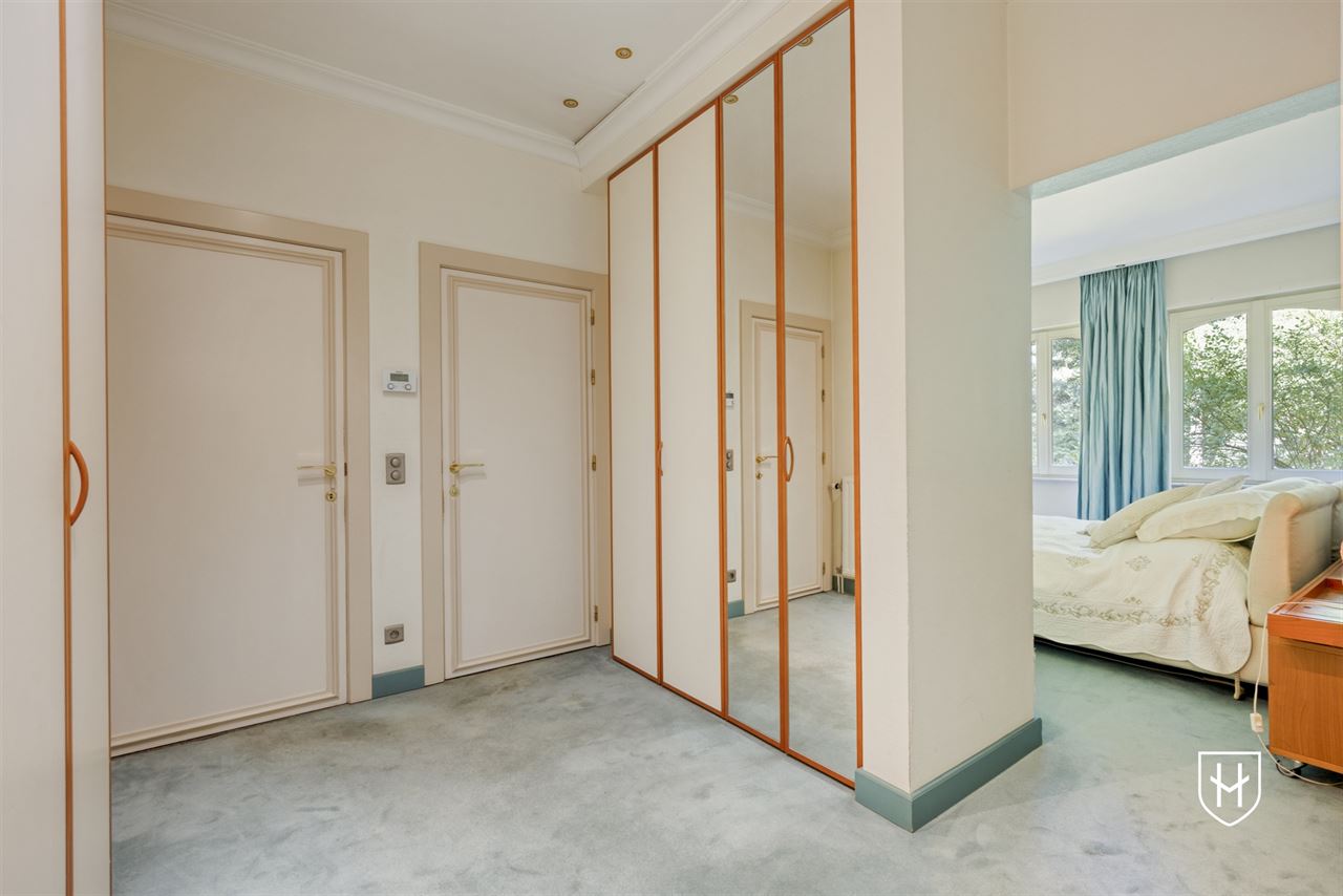 Exclusieve, royale villa in prestigieuze villawijk te Maasmechelen gelegen op een prachtig perceel van 3.859 m², grenzend aan een bosrijk natuurgebied.