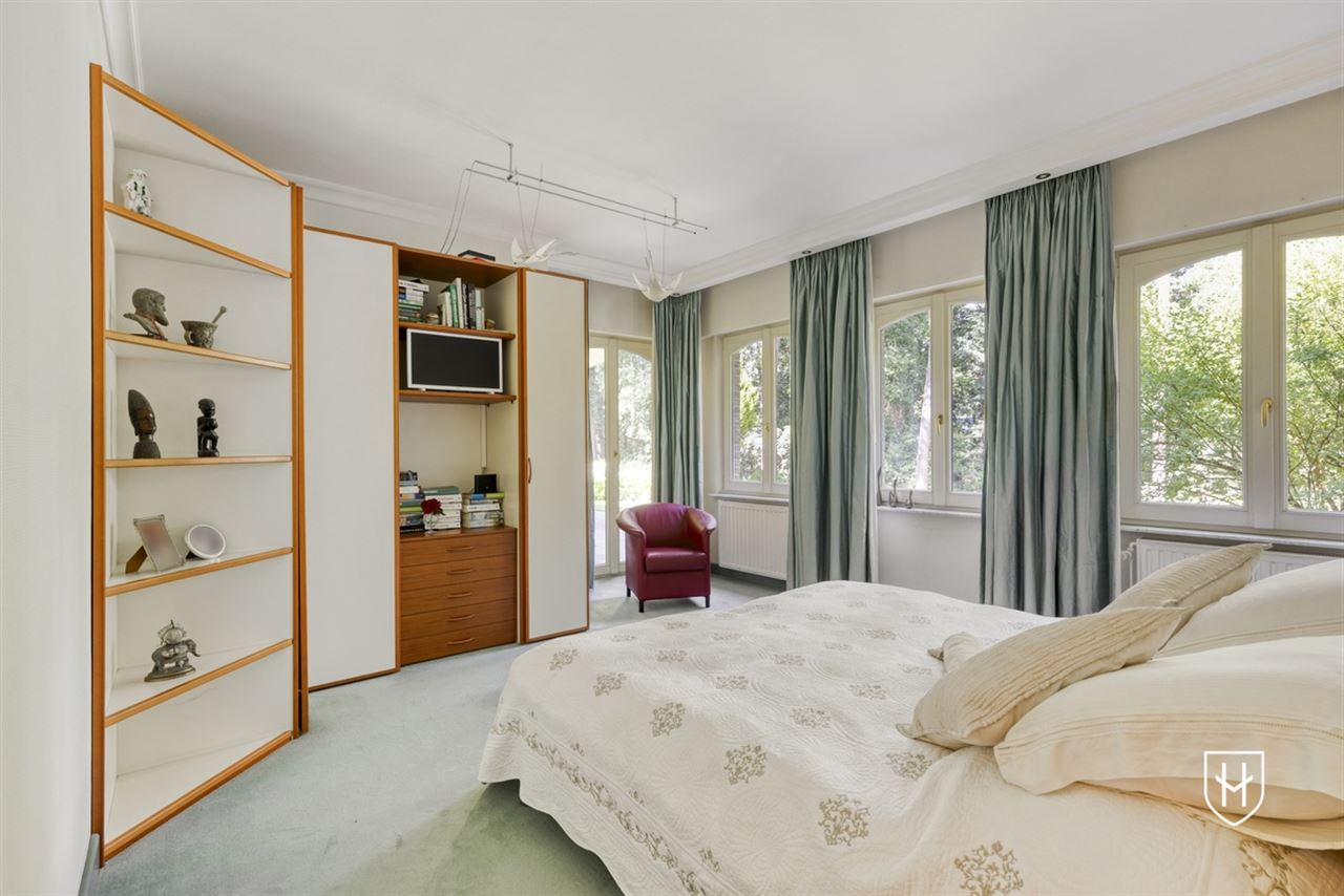 Exclusieve, royale villa in prestigieuze villawijk te Maasmechelen gelegen op een prachtig perceel van 3.859 m², grenzend aan een bosrijk natuurgebied.