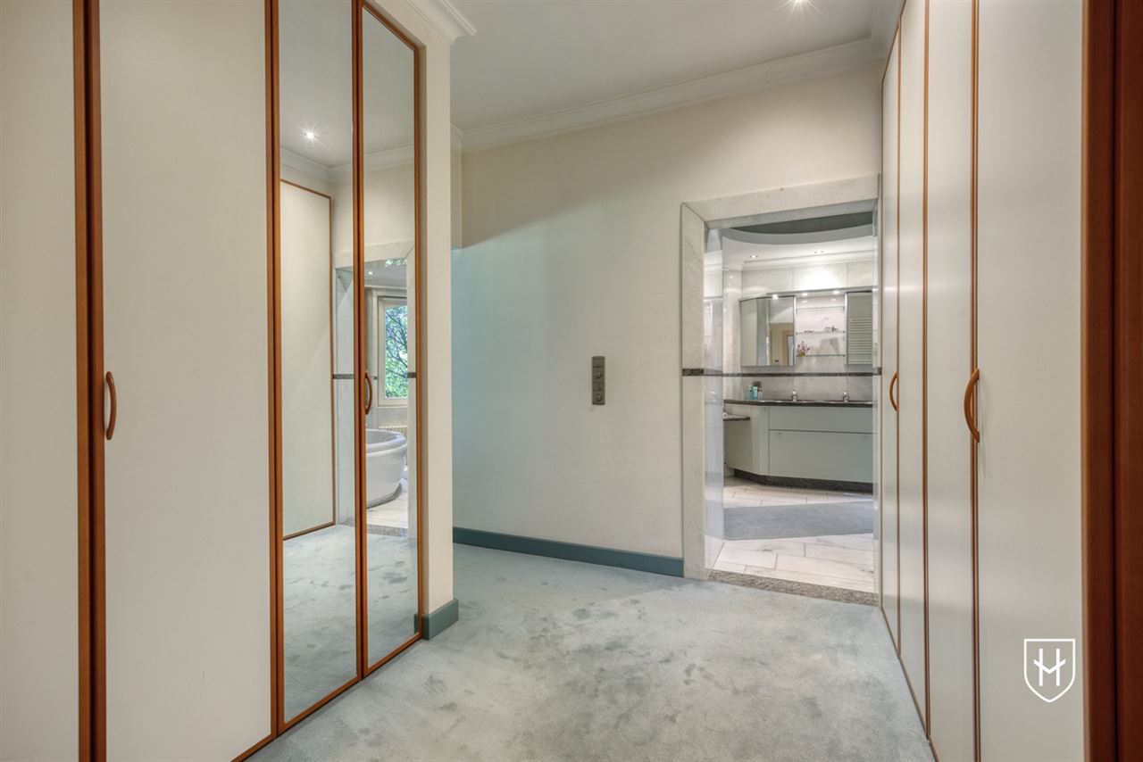 Exclusieve, royale villa in prestigieuze villawijk te Maasmechelen gelegen op een prachtig perceel van 3.859 m², grenzend aan een bosrijk natuurgebied.