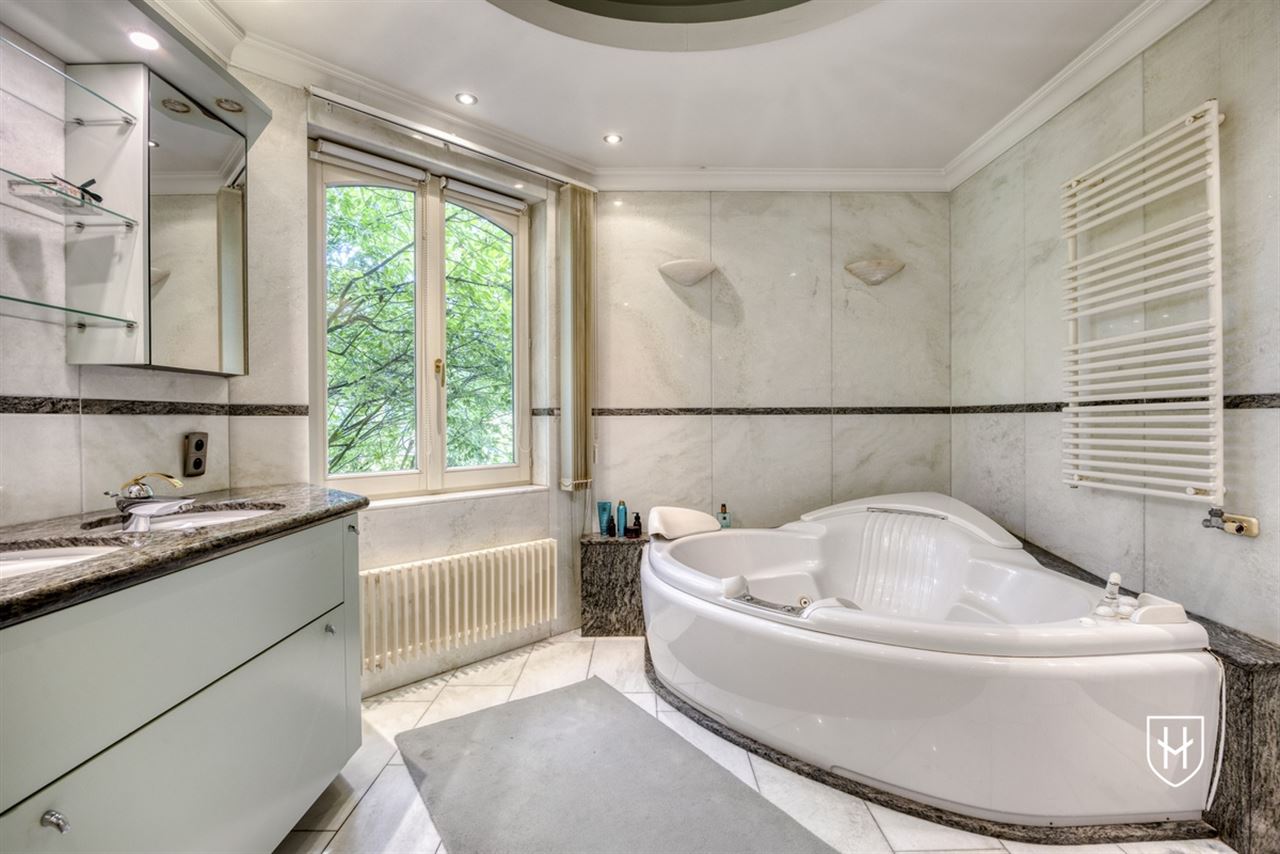 Exclusieve, royale villa in prestigieuze villawijk te Maasmechelen gelegen op een prachtig perceel van 3.859 m², grenzend aan een bosrijk natuurgebied.