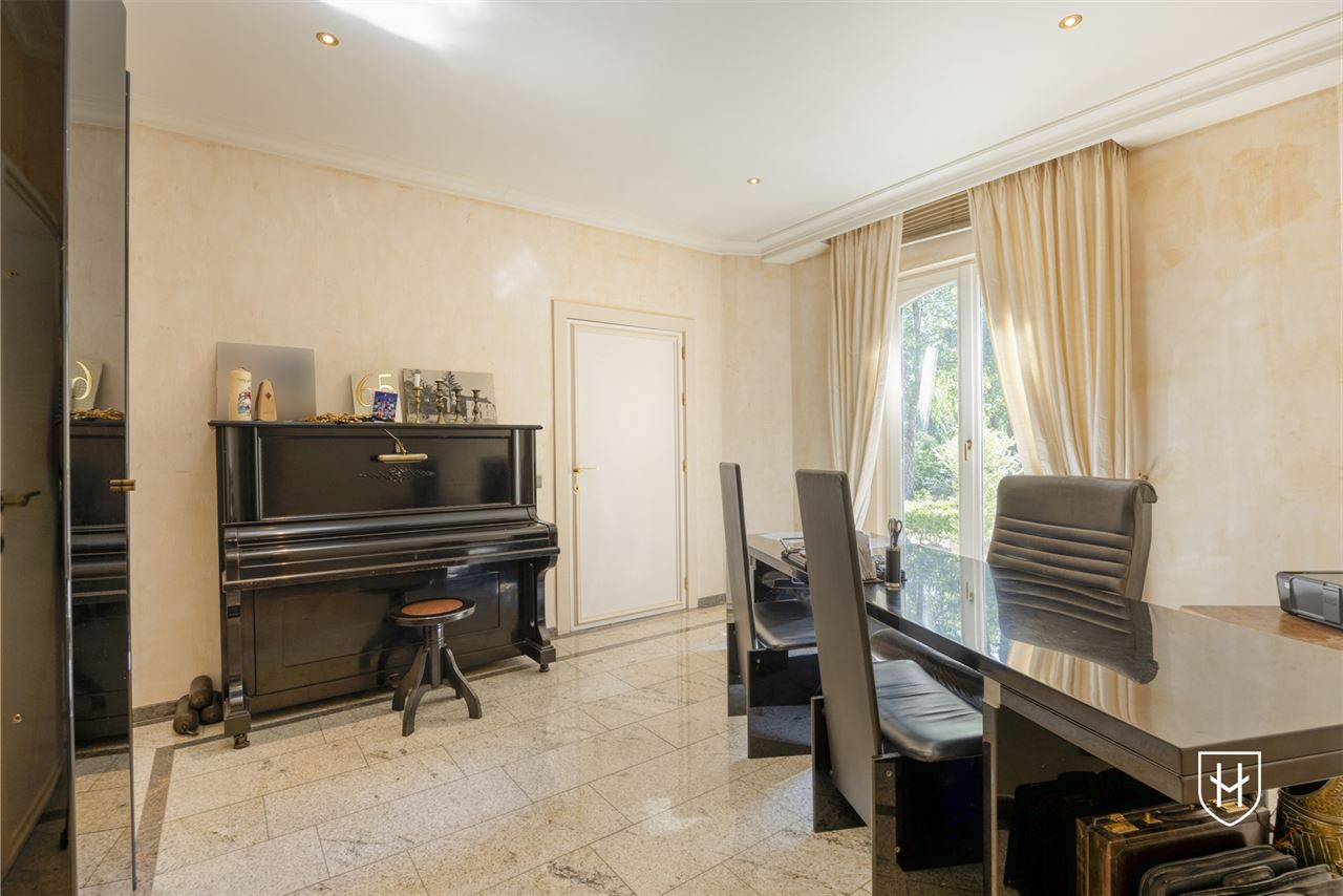 Exclusieve, royale villa in prestigieuze villawijk te Maasmechelen gelegen op een prachtig perceel van 3.859 m², grenzend aan een bosrijk natuurgebied.