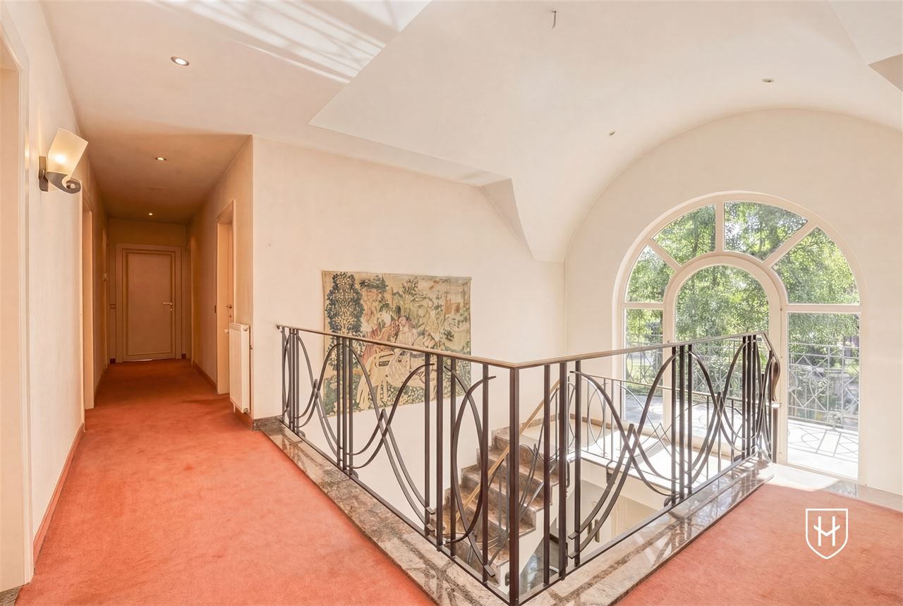 Exclusieve, royale villa in prestigieuze villawijk te Maasmechelen gelegen op een prachtig perceel van 3.859 m², grenzend aan een bosrijk natuurgebied.
