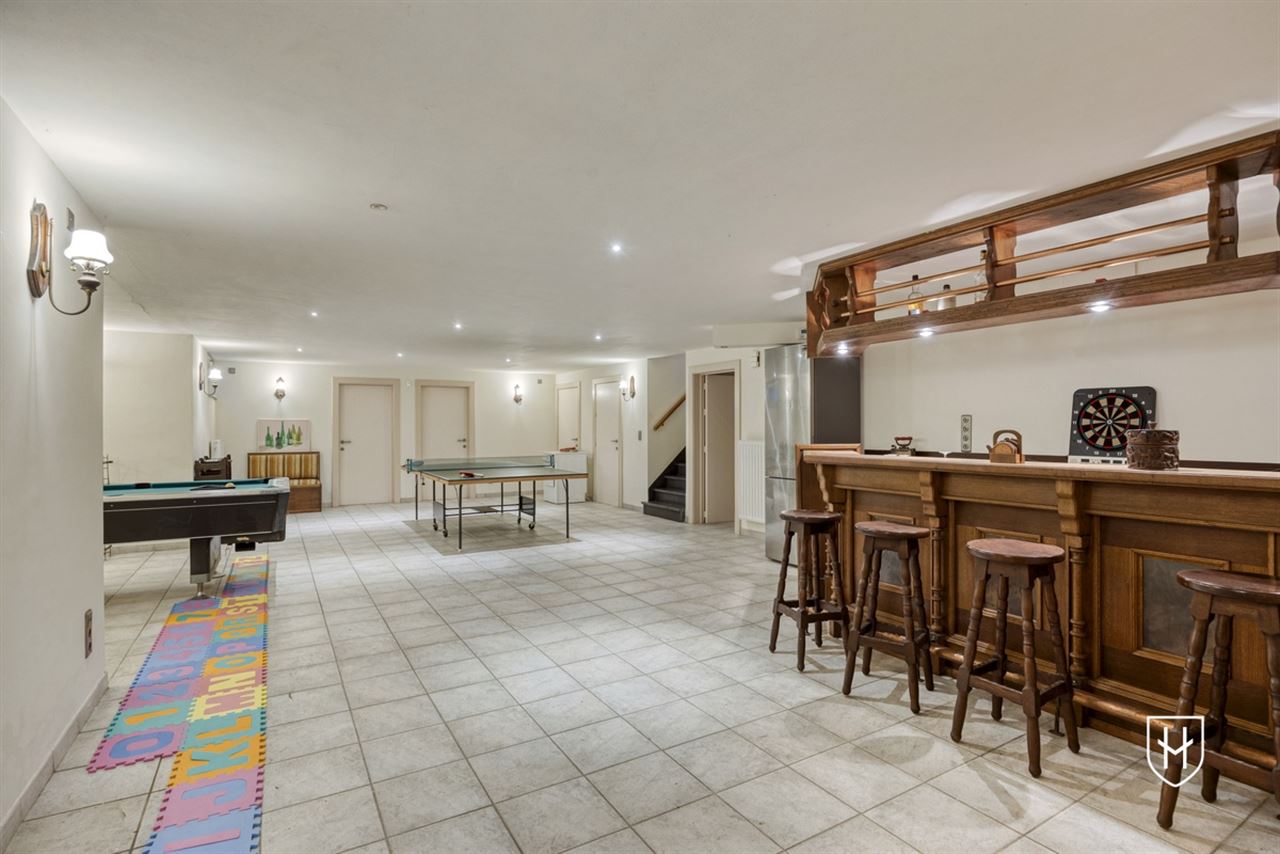 Exclusieve, royale villa in prestigieuze villawijk te Maasmechelen gelegen op een prachtig perceel van 3.859 m², grenzend aan een bosrijk natuurgebied.