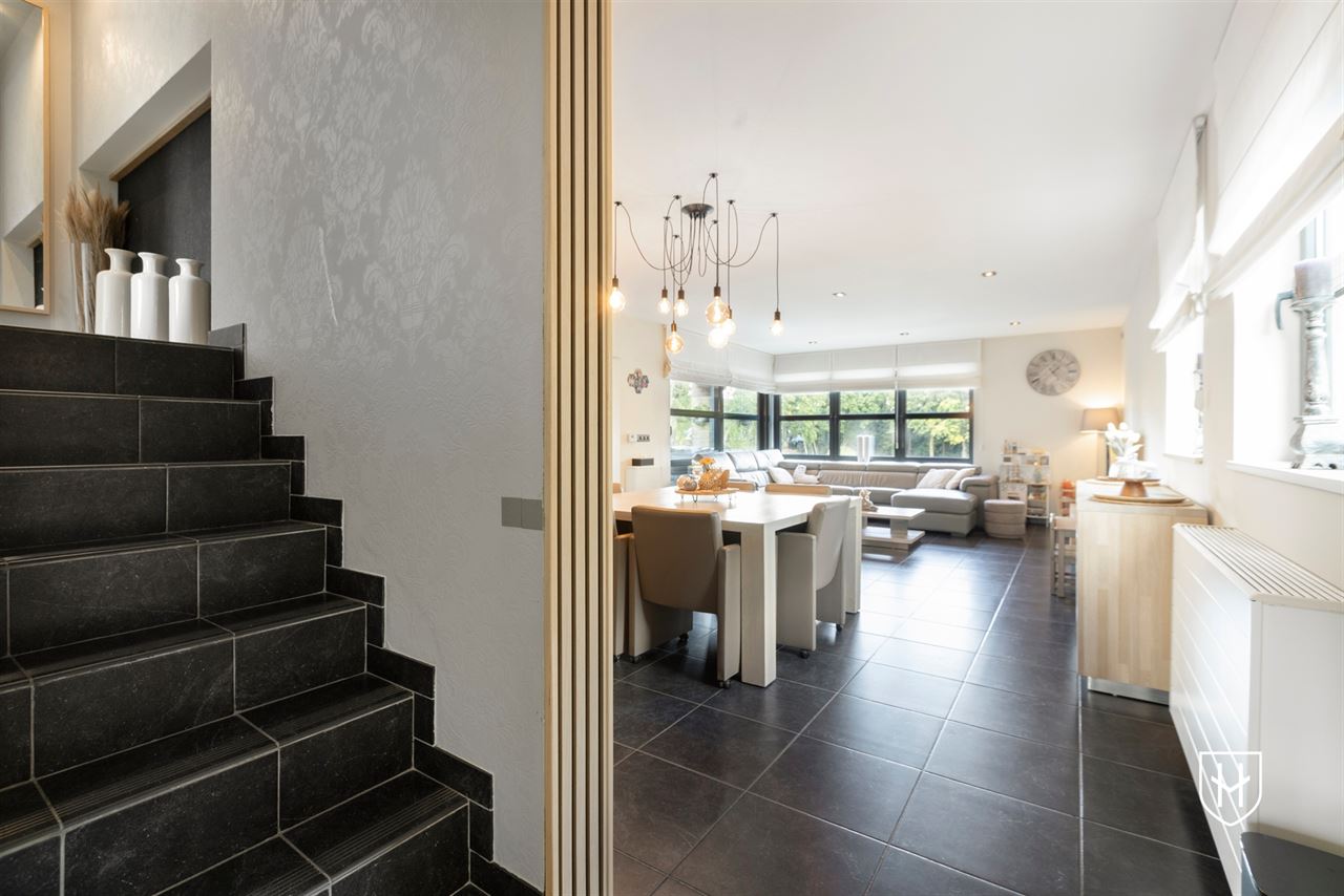 Royale (kangoeroe)woning met paardenweide, 6 slaapkamers, riant souterrain en dubbele garage, op een unieke locatie aan de bosrand van Lanaken-Gellik