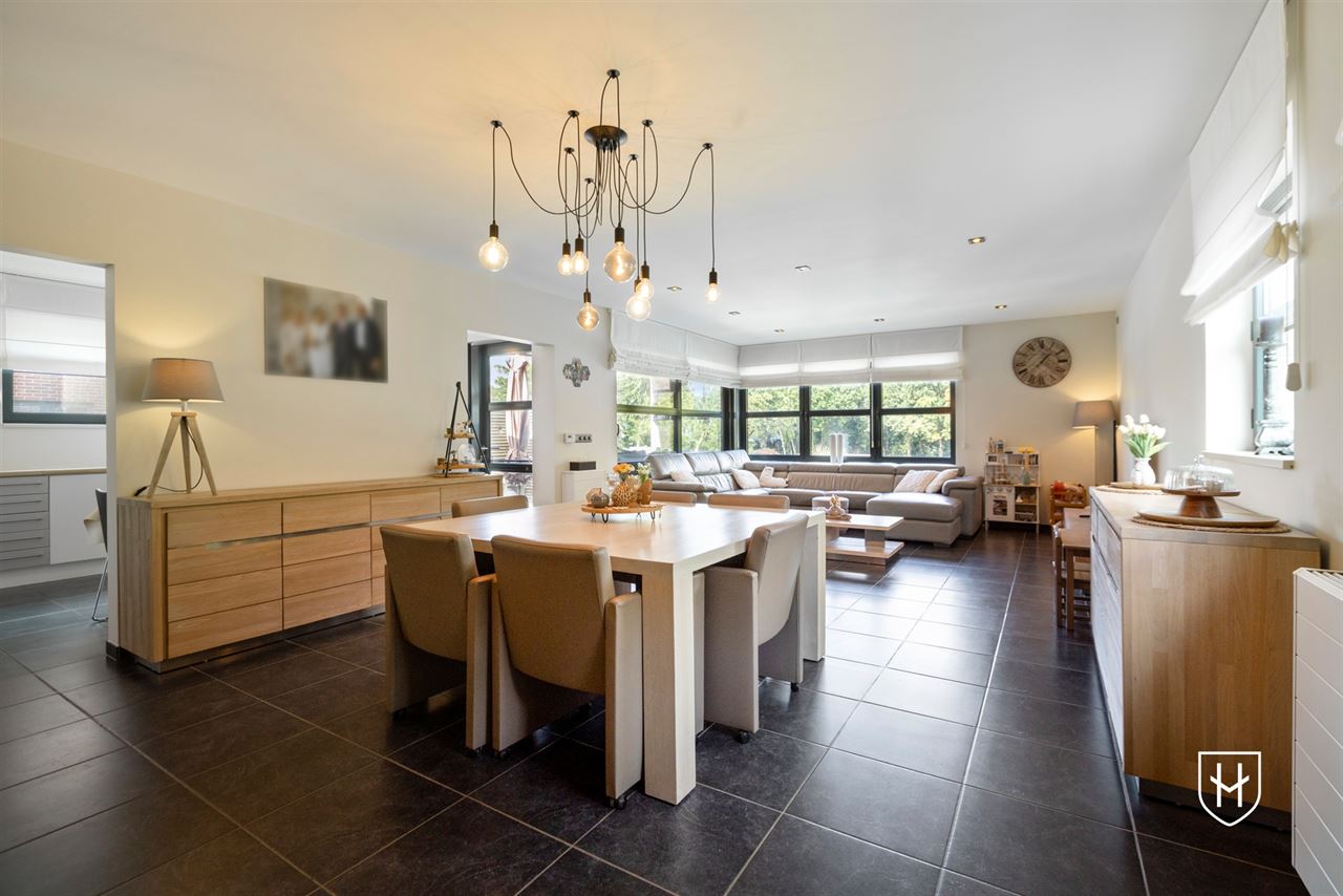 Royale (kangoeroe)woning met paardenweide, 6 slaapkamers, riant souterrain en dubbele garage, op een unieke locatie aan de bosrand van Lanaken-Gellik