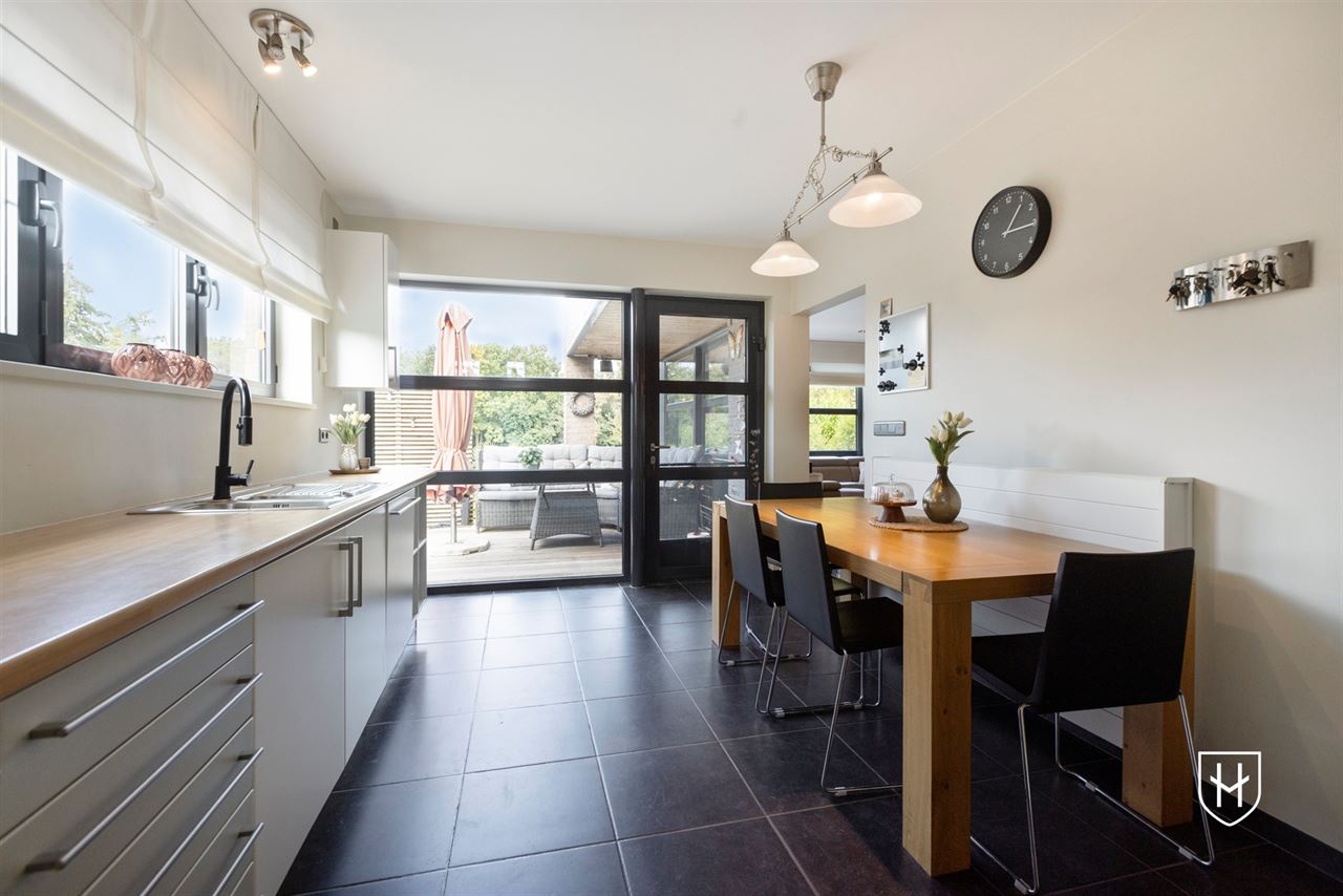 Royale (kangoeroe)woning met paardenweide, 6 slaapkamers, riant souterrain en dubbele garage, op een unieke locatie aan de bosrand van Lanaken-Gellik