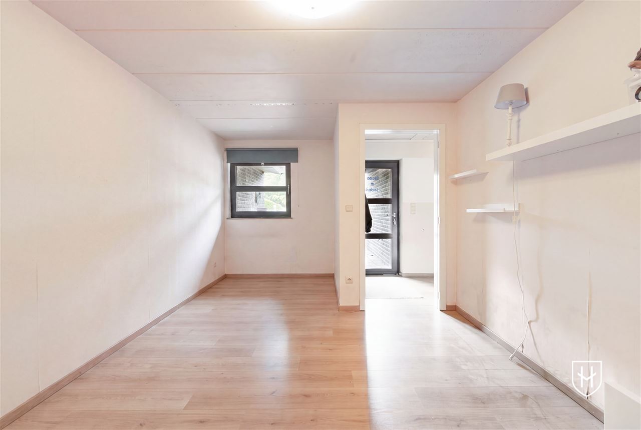 Royale (kangoeroe)woning met paardenweide, 6 slaapkamers, riant souterrain en dubbele garage, op een unieke locatie aan de bosrand van Lanaken-Gellik