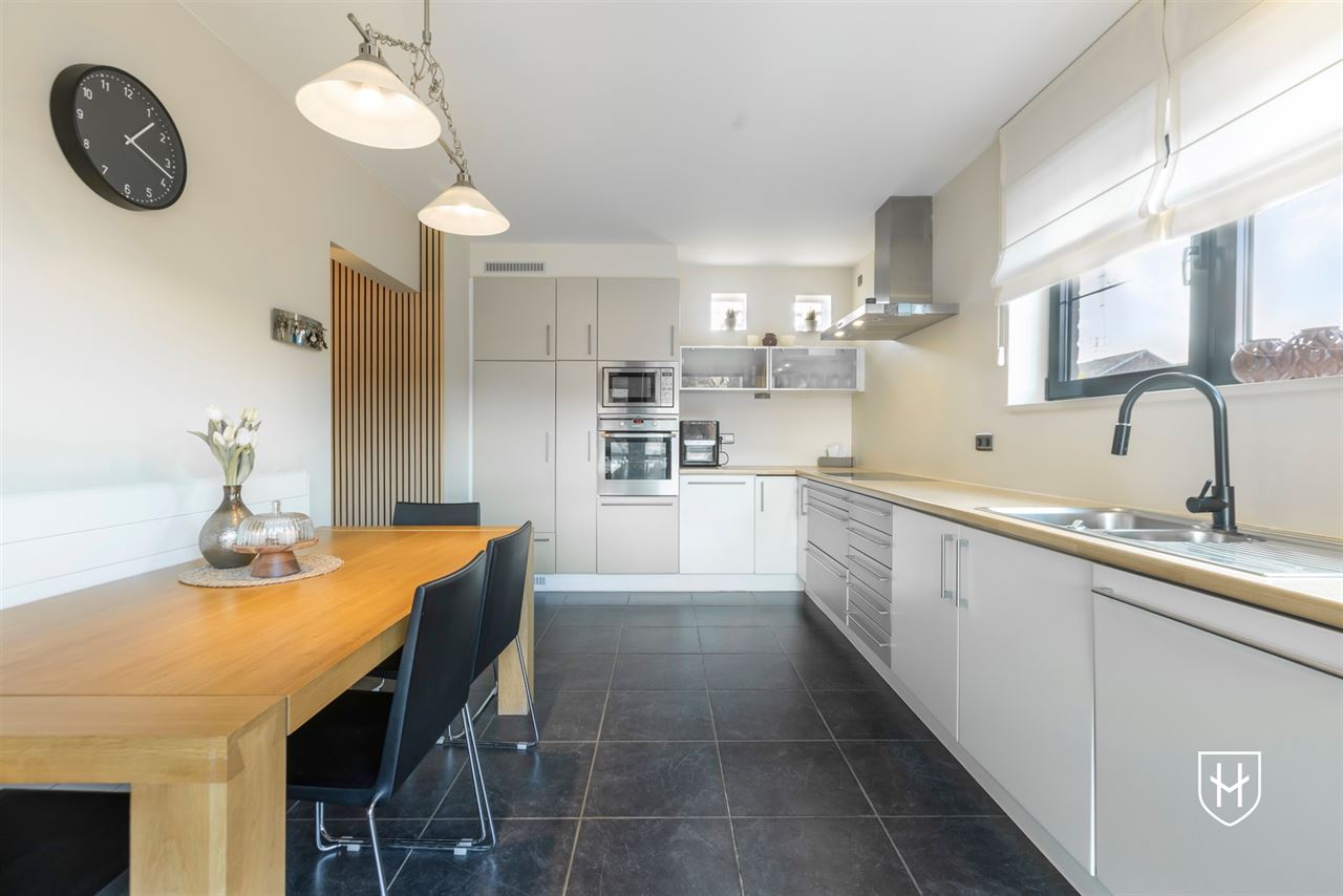 Royale (kangoeroe)woning met paardenweide, 6 slaapkamers, riant souterrain en dubbele garage, op een unieke locatie aan de bosrand van Lanaken-Gellik