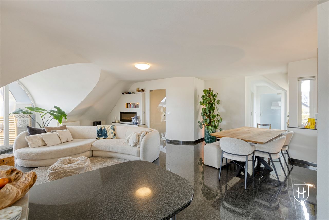 Smaakvol design-penthouse met autostandplaats en twee terrassen, mooi gelegen nabij het centrum van Lanaken
