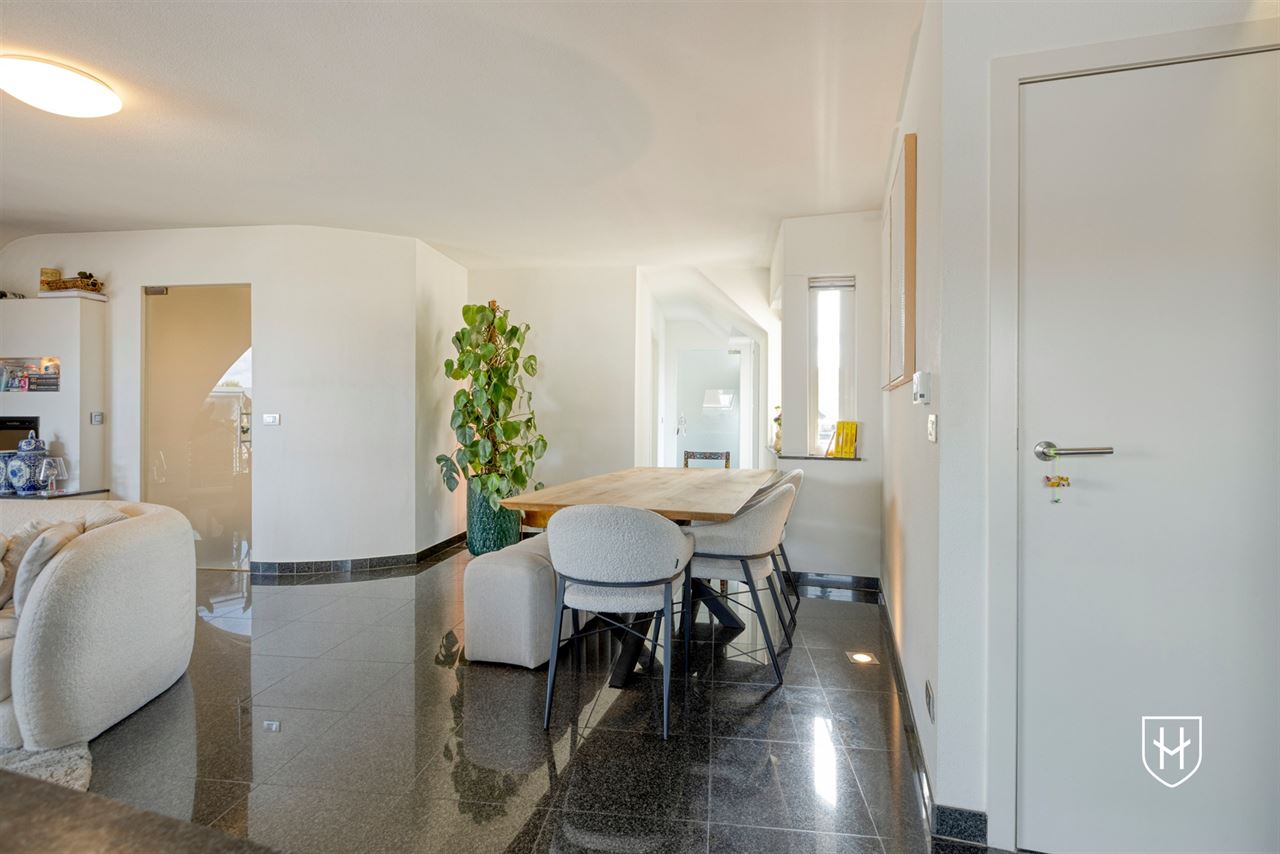 Smaakvol design-penthouse met autostandplaats en twee terrassen, mooi gelegen nabij het centrum van Lanaken