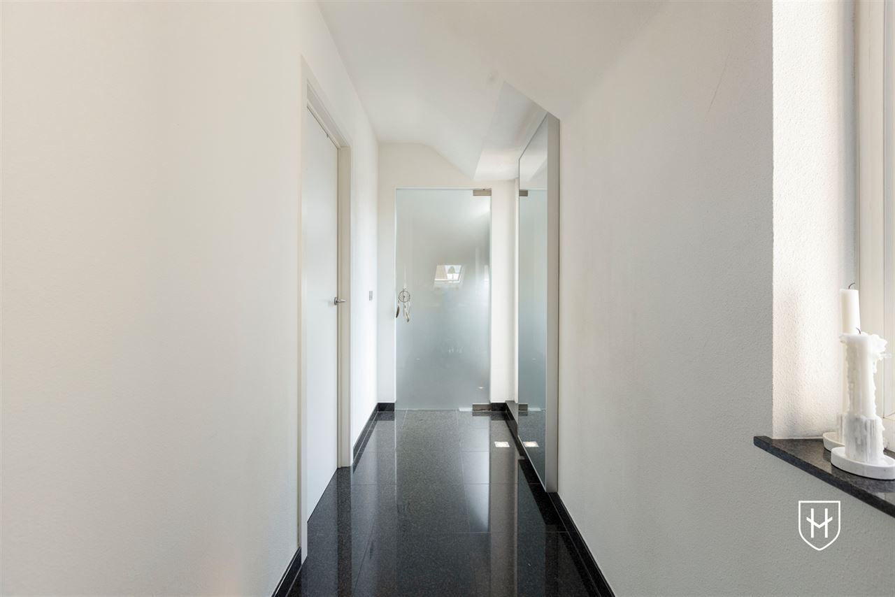 Smaakvol design-penthouse met autostandplaats en twee terrassen, mooi gelegen nabij het centrum van Lanaken