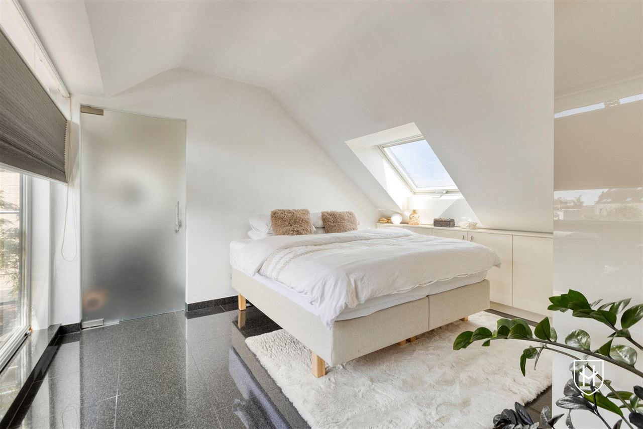 Smaakvol design-penthouse met autostandplaats en twee terrassen, mooi gelegen nabij het centrum van Lanaken