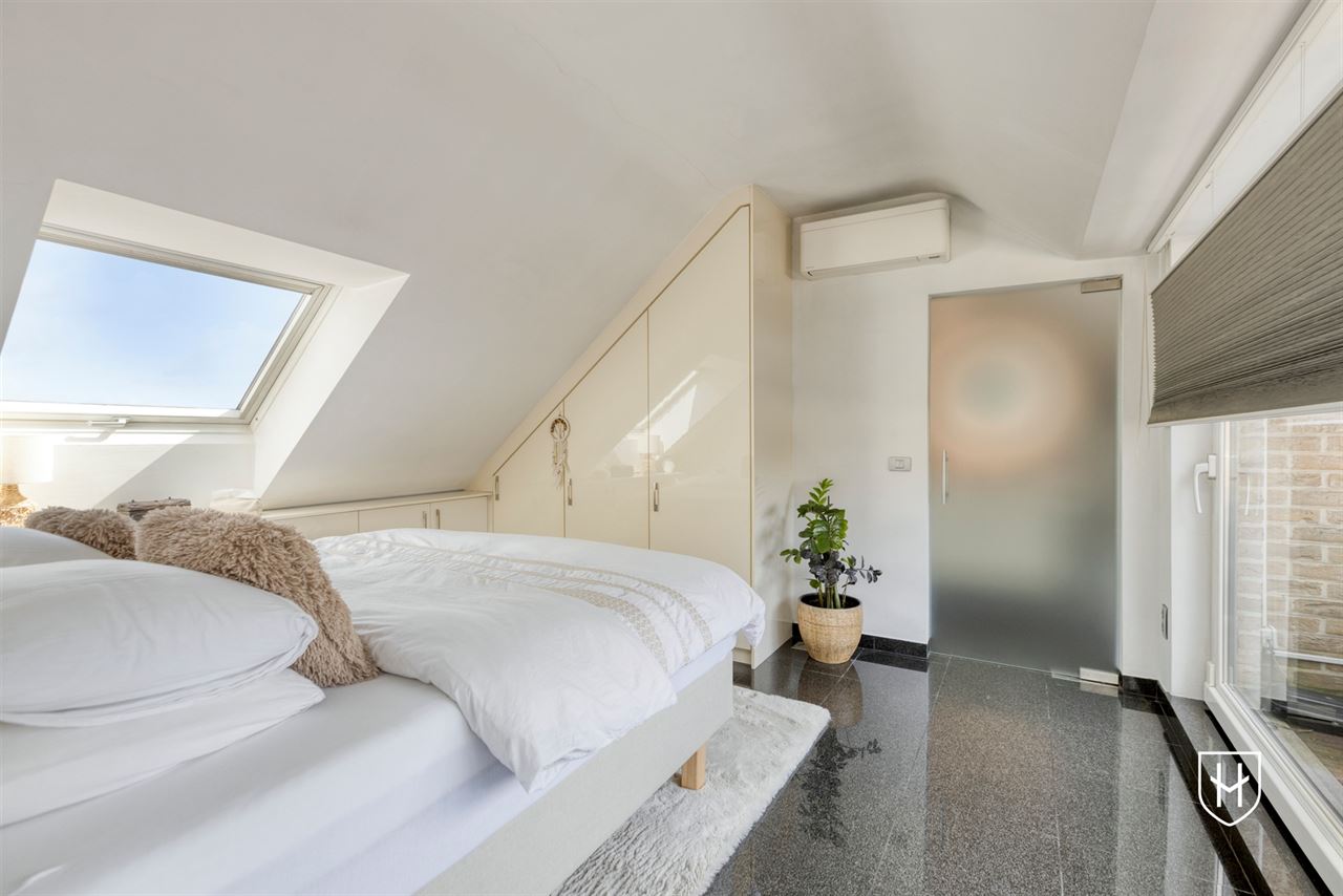 Smaakvol design-penthouse met autostandplaats en twee terrassen, mooi gelegen nabij het centrum van Lanaken