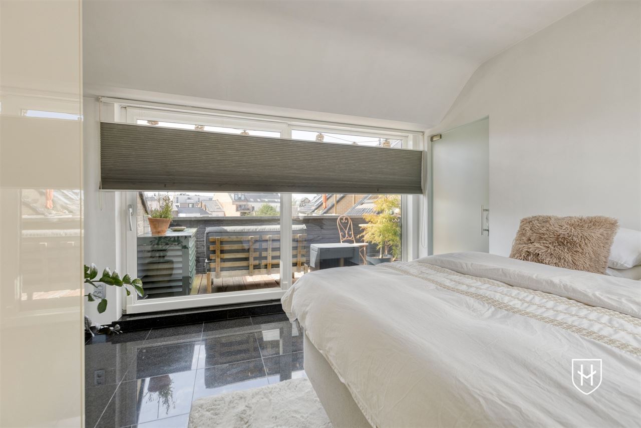 Smaakvol design-penthouse met autostandplaats en twee terrassen, mooi gelegen nabij het centrum van Lanaken