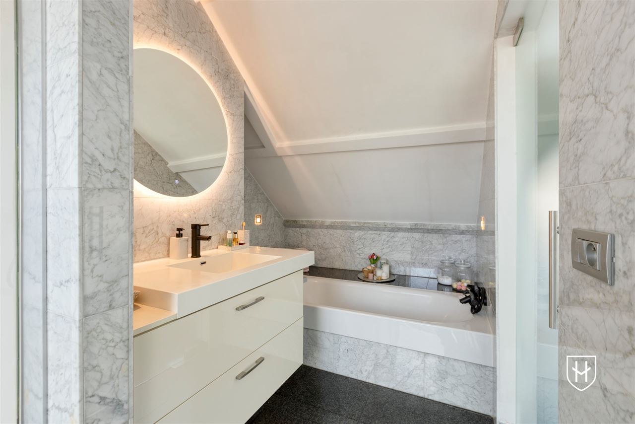 Smaakvol design-penthouse met autostandplaats en twee terrassen, mooi gelegen nabij het centrum van Lanaken