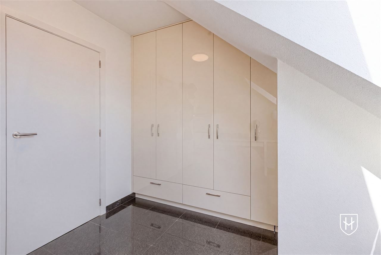 Smaakvol design-penthouse met autostandplaats en twee terrassen, mooi gelegen nabij het centrum van Lanaken
