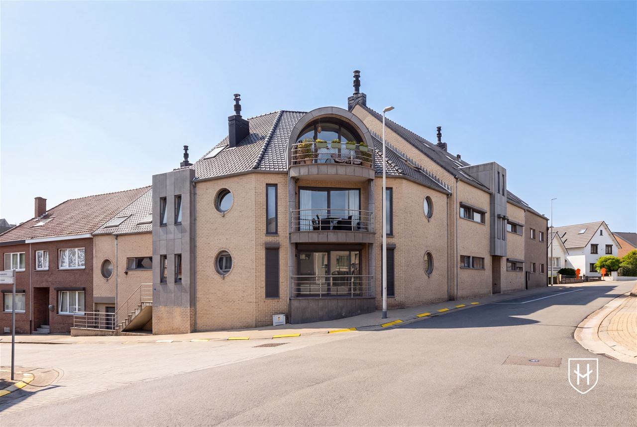 Smaakvol design-penthouse met autostandplaats en twee terrassen, mooi gelegen nabij het centrum van Lanaken