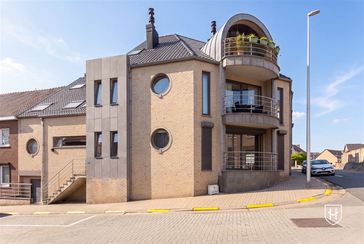 Smaakvol design-penthouse met autostandplaats en twee terrassen, mooi gelegen nabij het centrum van Lanaken