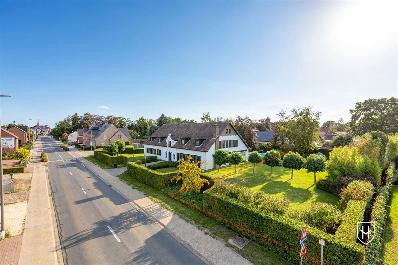 Klassevolle villa met separate kantoorruimte, 6+ slaapkamers, 2 badkamers, zwembad, dubbele garage en bijkomende bouwkavel op een prominente zichtlocatie te Bocholt-Kaulille