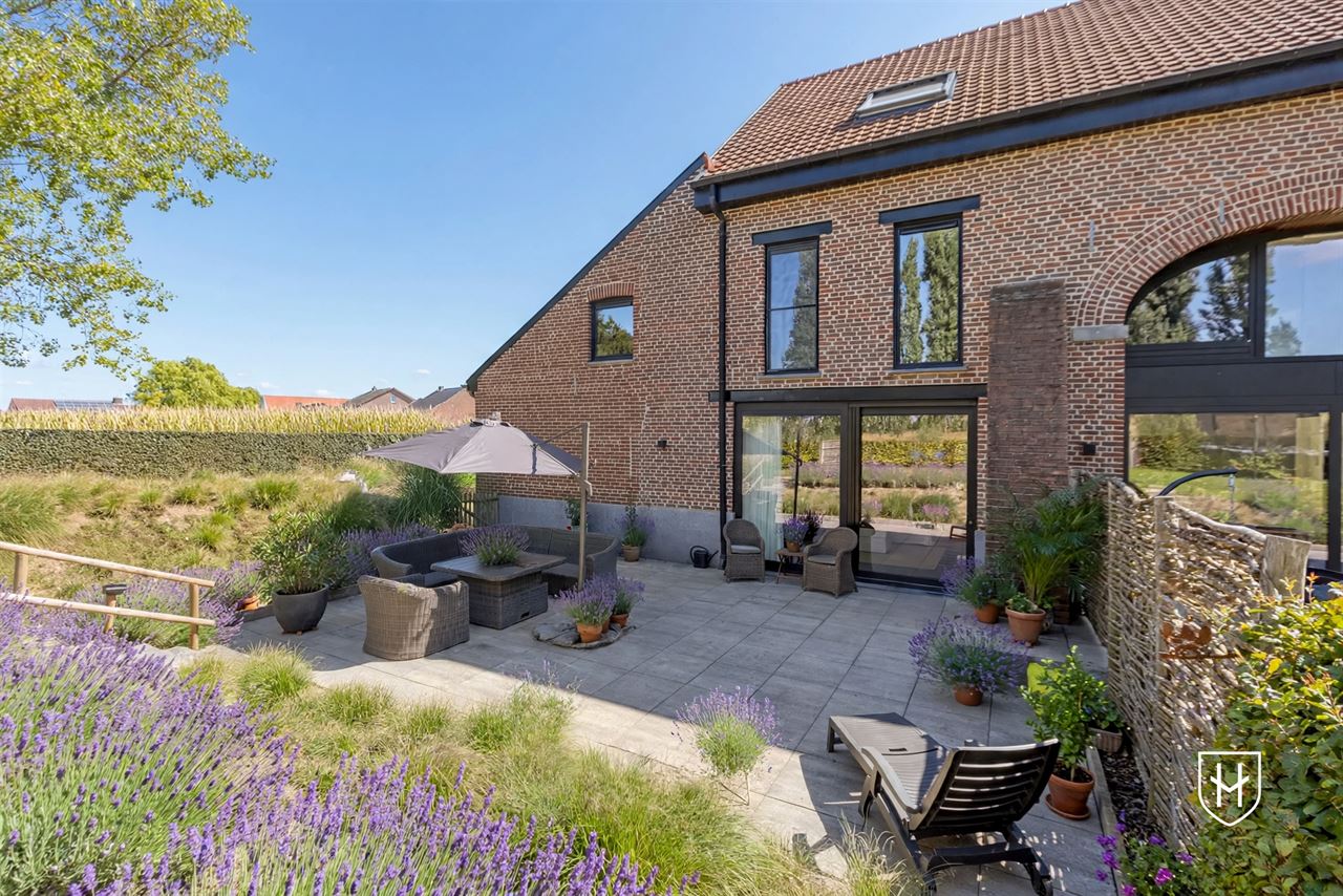 Modern wooncomfort in historische hoeve : recente woning met groot terras, privétuin én parking aan de achterzijde van het complex, rustig en landelijk gelegen te Lanaken-Kesselt