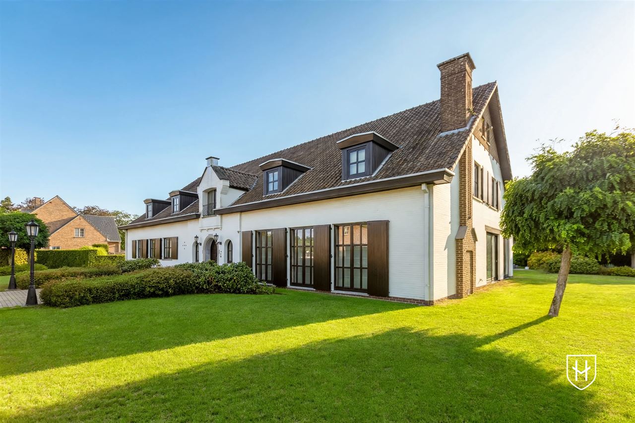 Klassevolle villa met separate kantoorruimte, 6+ slaapkamers, 2 badkamers, zwembad, dubbele garage en bijkomende bouwkavel op een prominente zichtlocatie te Bocholt-Kaulille