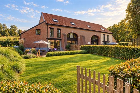 Modern wooncomfort in historische hoeve : recente woning met groot terras, privétuin én parking aan de achterzijde van het complex, rustig en landelijk gelegen te Lanaken-Kesselt