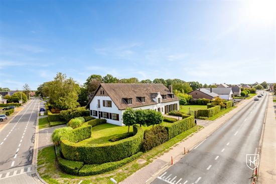 Klassevolle villa met separate kantoorruimte, 6+ slaapkamers, 2 badkamers, zwembad, dubbele garage en bijkomende bouwkavel op een prominente zichtlocatie te Bocholt-Kaulille