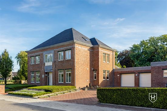 Riante stadvilla op een royaal perceel grenzend aan het stadspark van Lommel