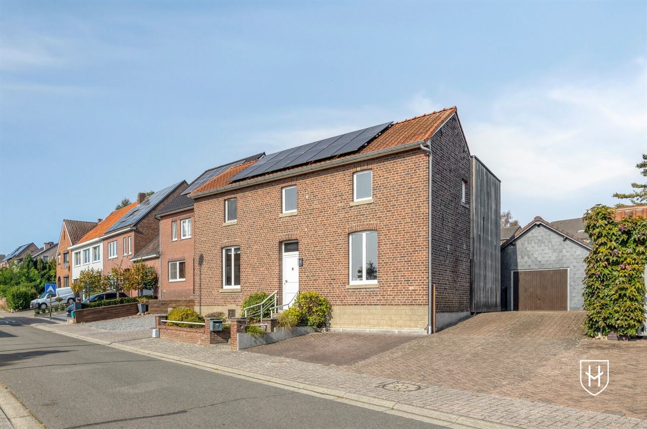 Charmante woning met strakke aanbouw, zonnepanelen, een vrijstaande garage gelegen op een mooi perceel van 9a 88ca, midden in de gezellige dorpskern van het geliefde Lanaken-Gellik.