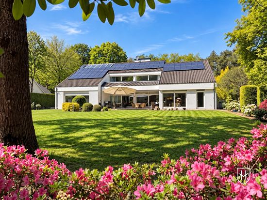 Architecturale villa met riante garage voor 10 wagens en binnenzwembad, op een schitterend perceel van 28a 89ca, prominent gelegen in vermaarde villawijk te Maasmechelen