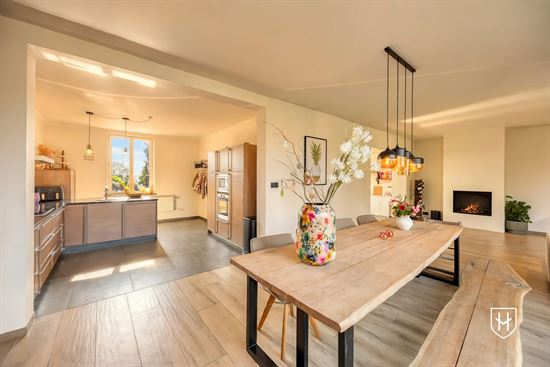 Charmante woning met strakke aanbouw, zonnepanelen, een vrijstaande garage gelegen op een mooi perceel van 9a 88ca, midden in de gezellige dorpskern van het geliefde Lanaken-Gellik.