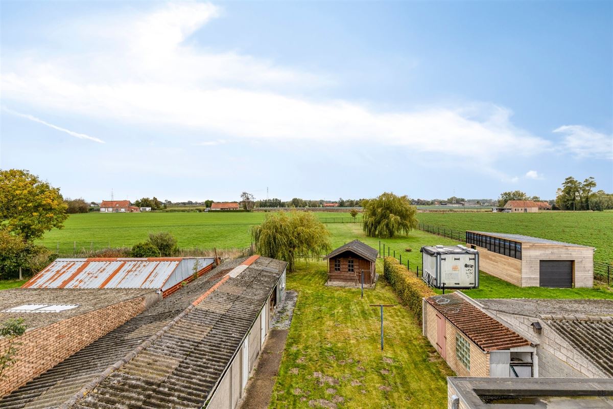 Te renoveren halfopen bebouwing met ruime garage en tuin op 712 m²
