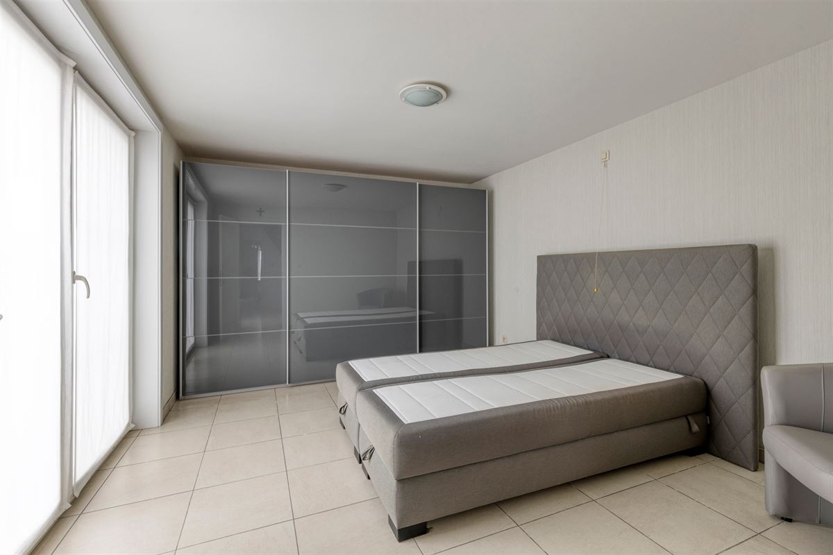 Te renoveren halfopen bebouwing met ruime garage en tuin op 712 m²
