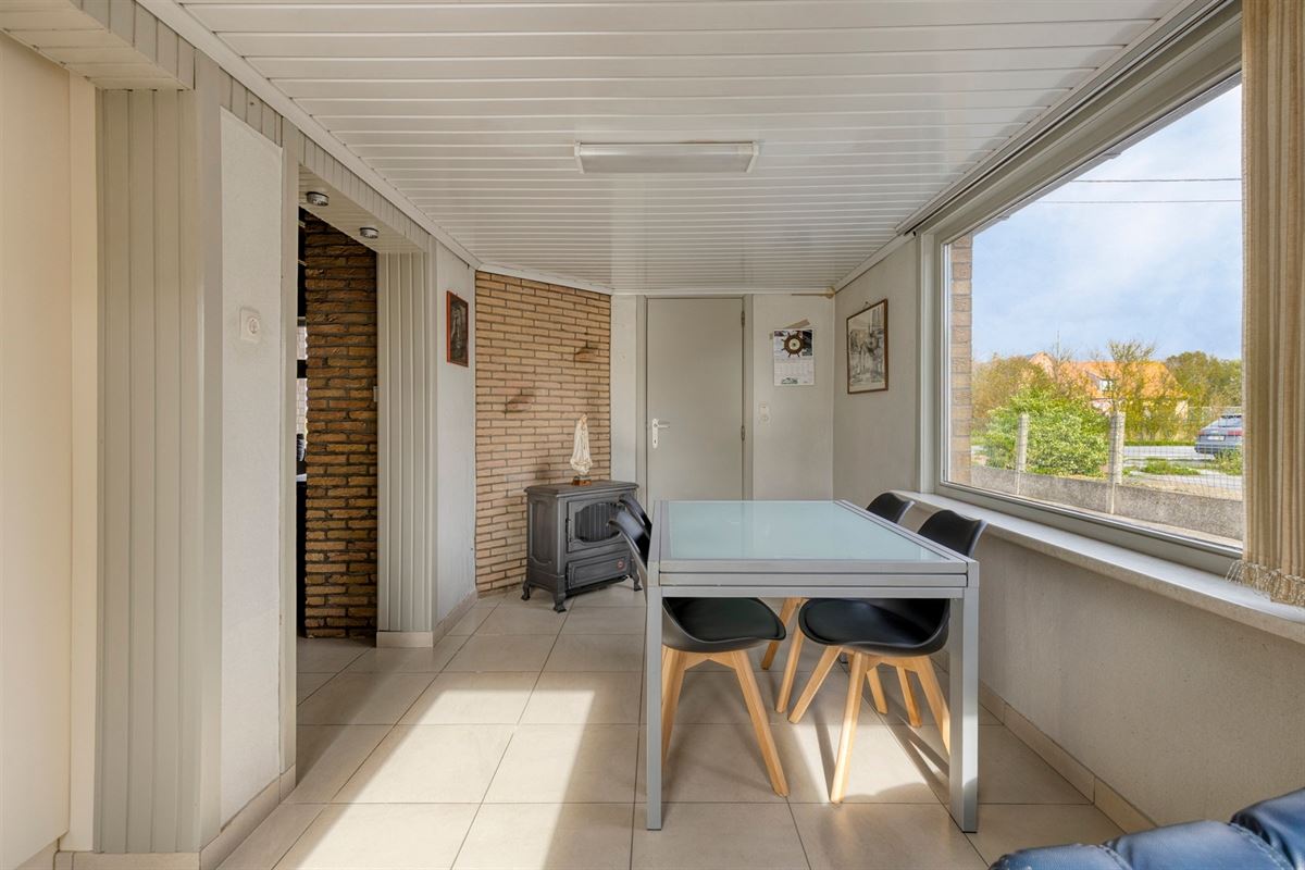 Te renoveren halfopen bebouwing met ruime garage en tuin op 712 m²