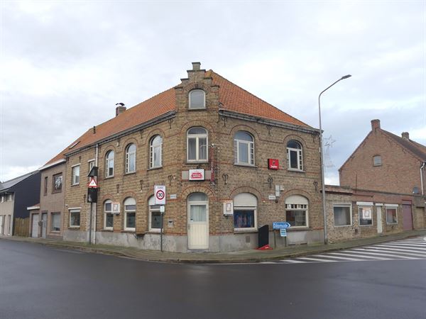 Dorpscafé met woonst, ruime garage en binnenkoer