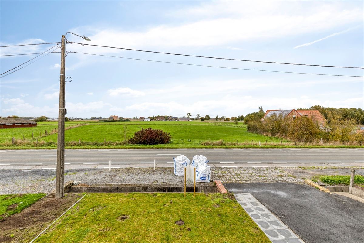Te renoveren halfopen bebouwing met ruime garage en tuin op 712 m²