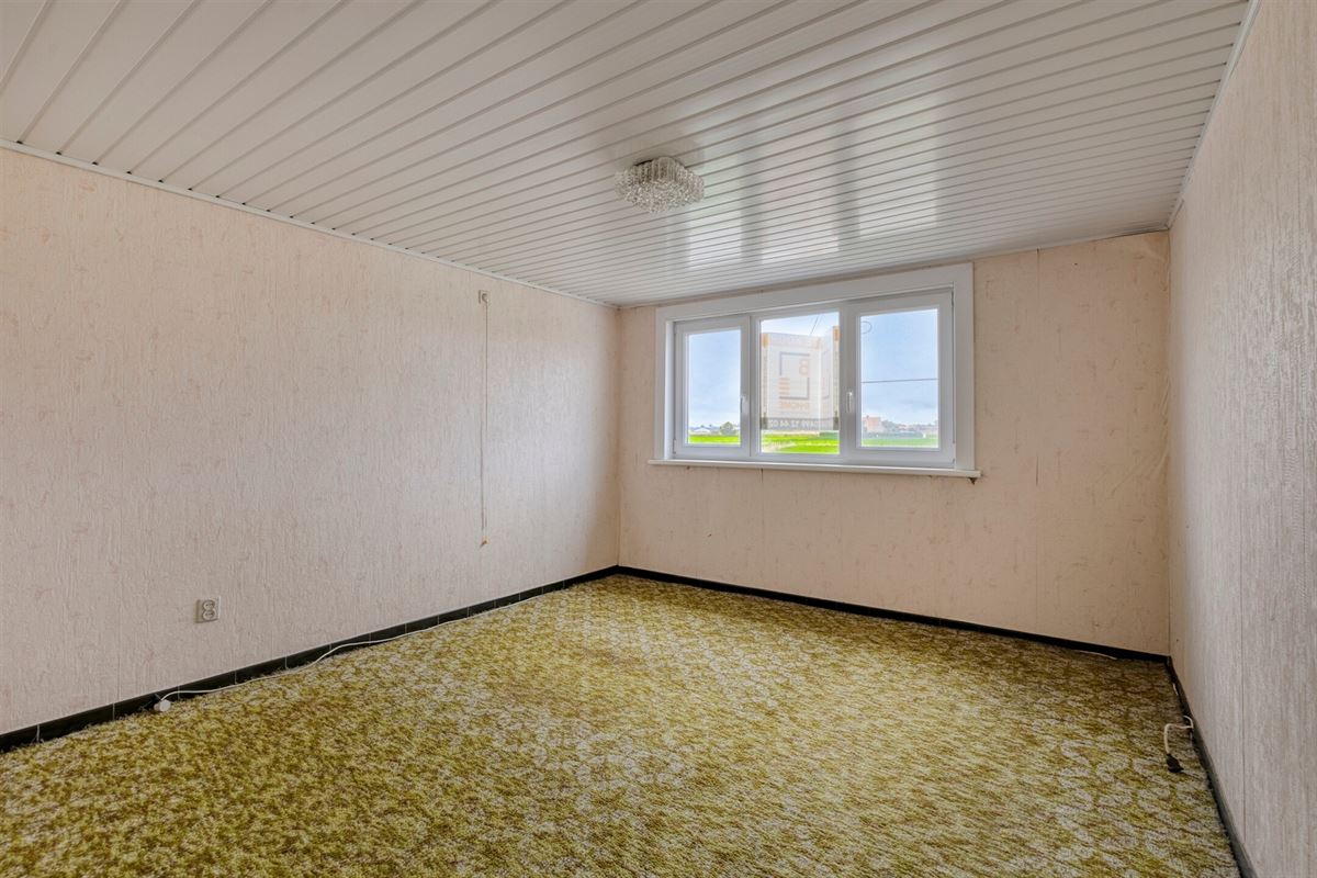 Te renoveren halfopen bebouwing met ruime garage en tuin op 712 m²