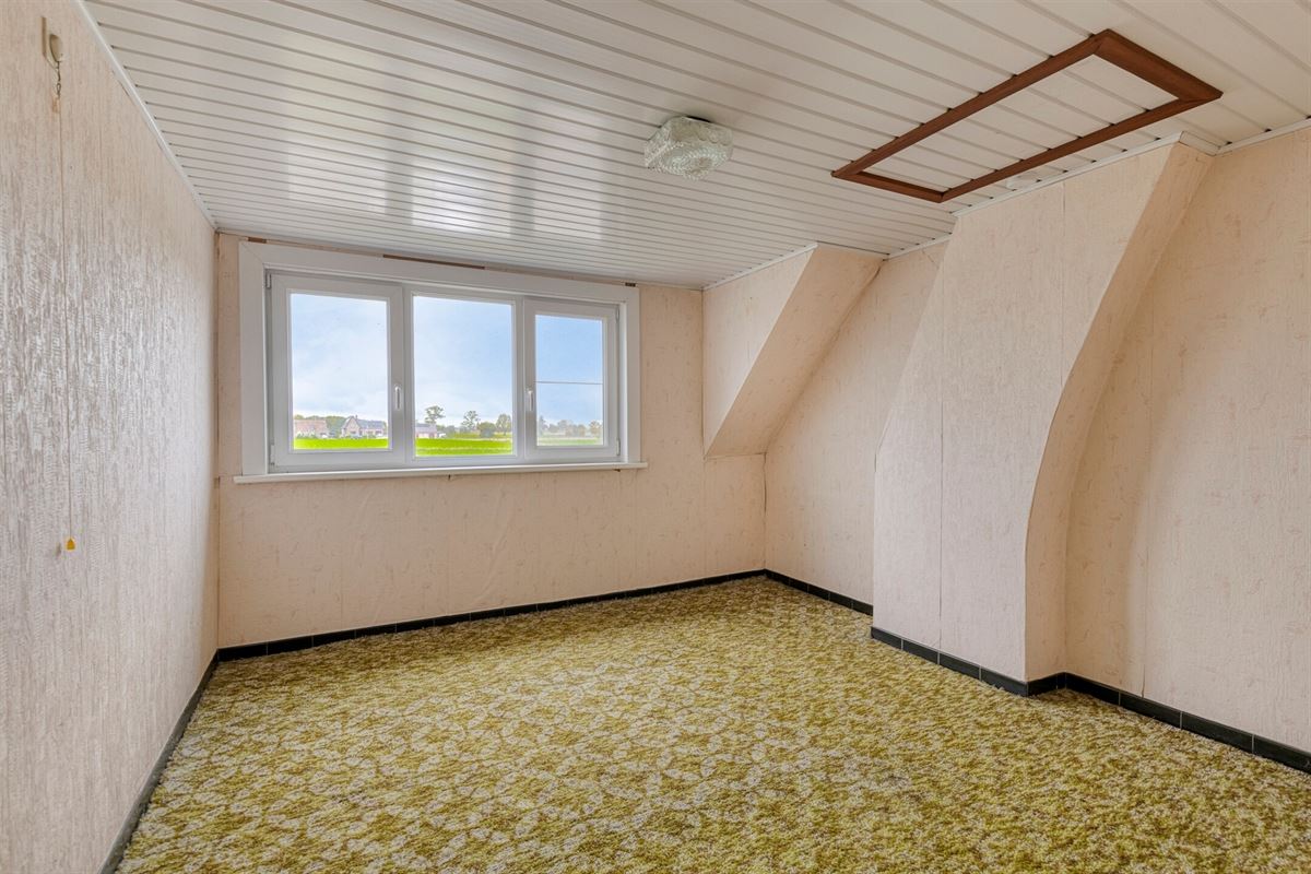 Te renoveren halfopen bebouwing met ruime garage en tuin op 712 m²