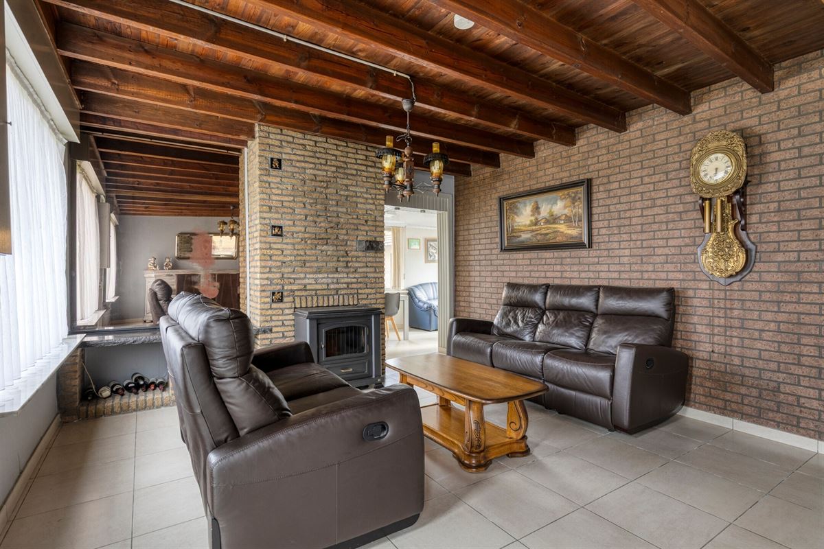 Te renoveren halfopen bebouwing met ruime garage en tuin op 712 m²
