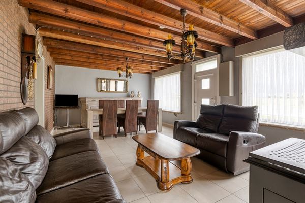 Te renoveren halfopen bebouwing met ruime garage en tuin op 712 m²