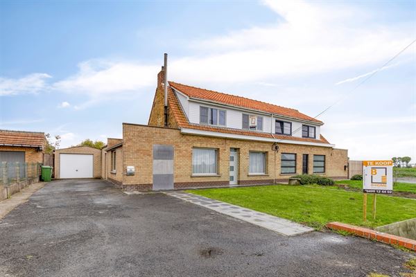 Te renoveren halfopen bebouwing met ruime garage en tuin op 712 m²