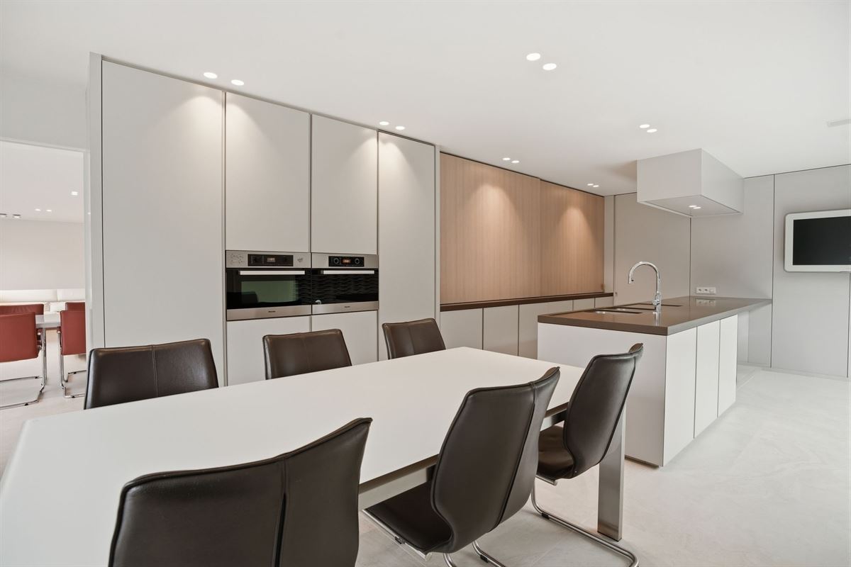 Exclusieve ruime villa op 1.988 m² - ideaal voor wie wonen wil combineren met een zelfstandig beroep