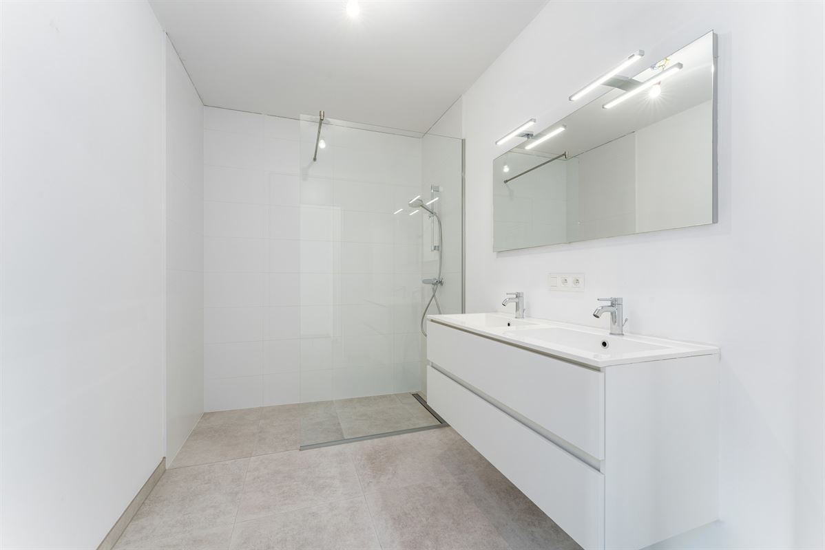 Ruim recent nieuwbouwappartement met terras aan de stadsrand - mog. tot aankoop van garagebox