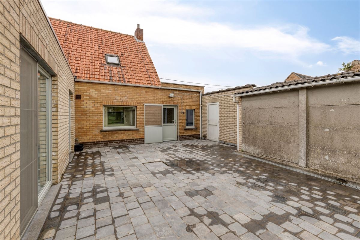 Te renoveren halfopen bebouwing met ruime garage en tuin op 712 m²