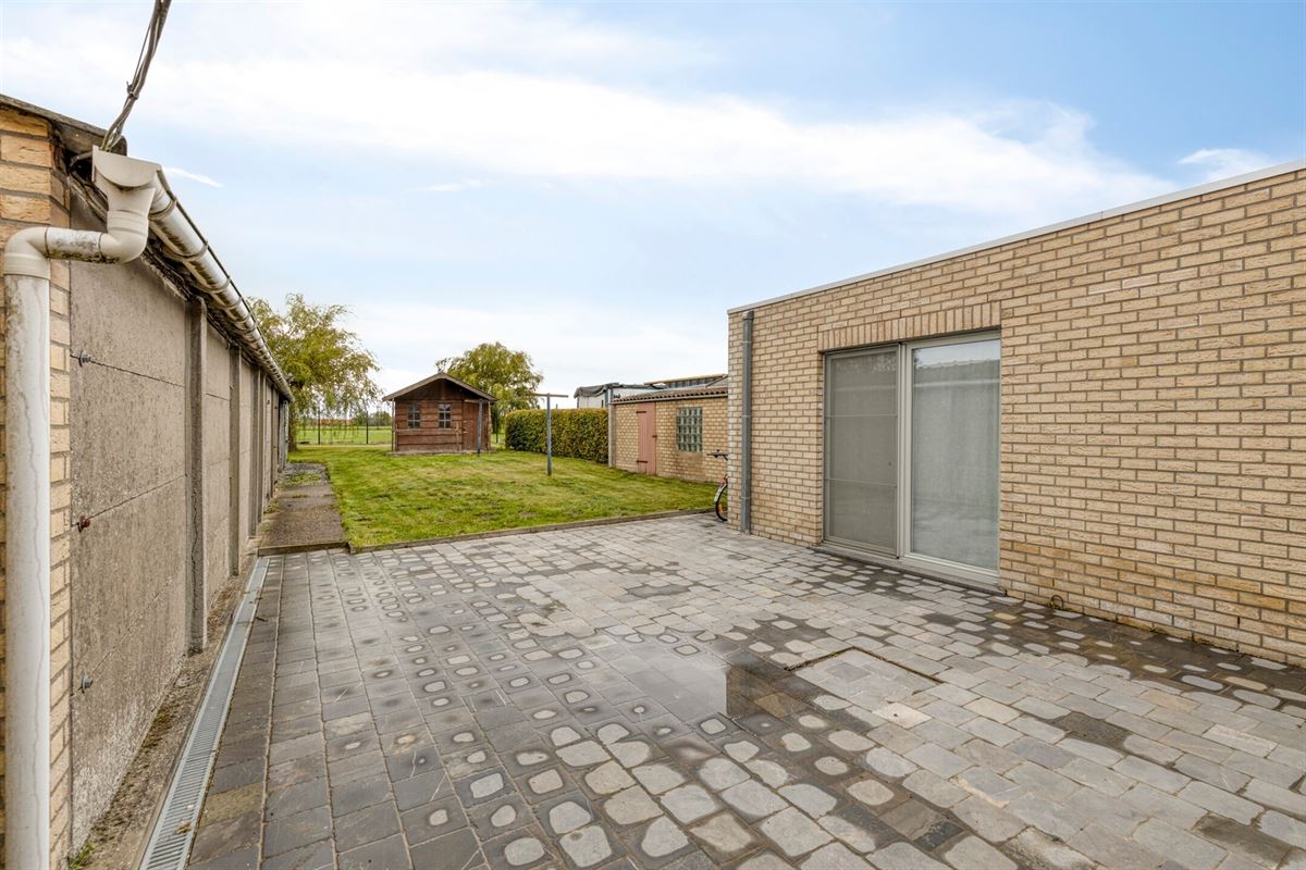 Te renoveren halfopen bebouwing met ruime garage en tuin op 712 m²