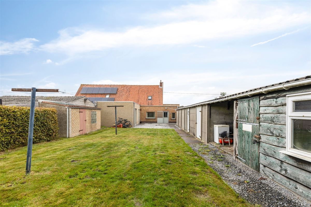 Te renoveren halfopen bebouwing met ruime garage en tuin op 712 m²